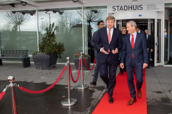 Wilfred Fischer en Koning Willem-Alexander over de rode loper voor Stadhuis Almere