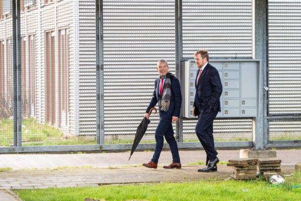 Wilfred Fischer en Koning Willem-Alexander lopen naar de studentenwoning op het Odeonpark